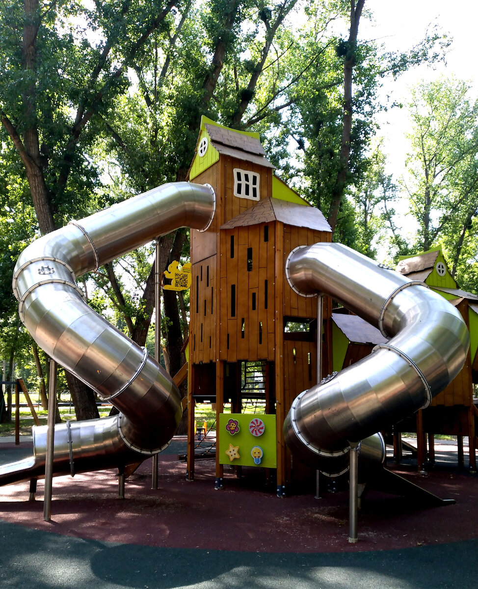 Городок находится под тенью деревьев. Металлическая поверхность не горячая