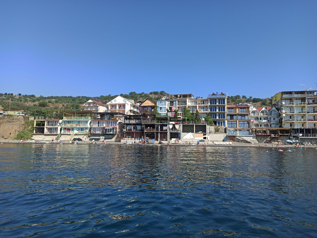 Комплекс Катран на берегу ,у поселка Приветный.