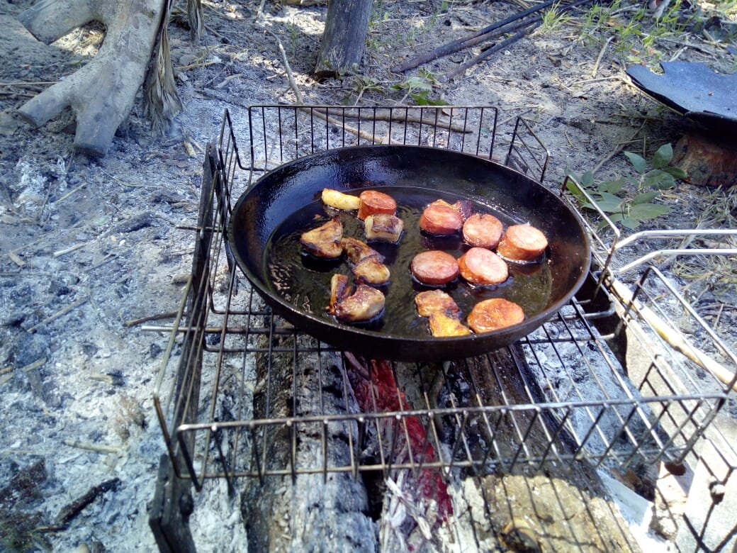   На костре шкворчит колбаска и сало, несколько яиц и вкусный завтрак с дымком готов