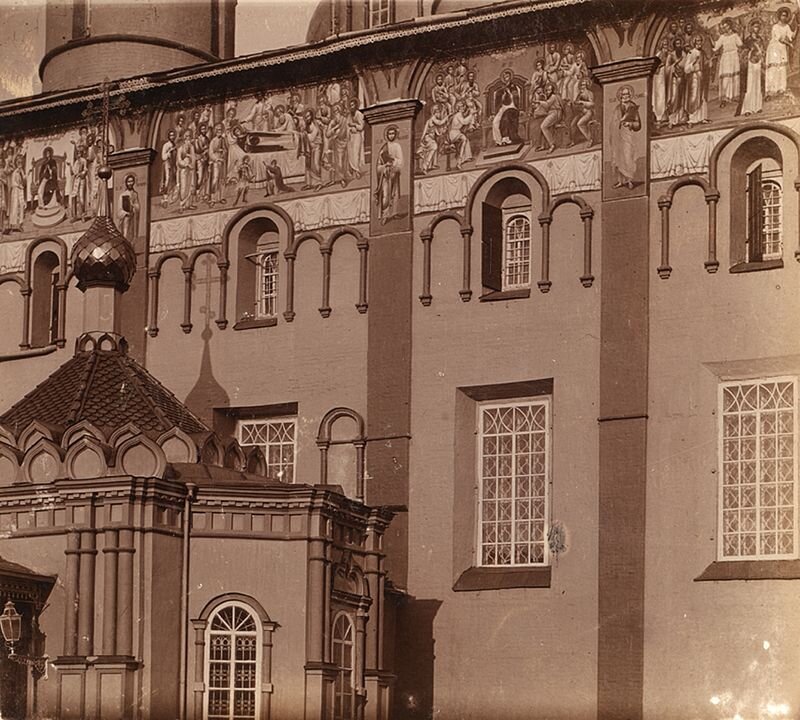 Росписи на фасаде собора.