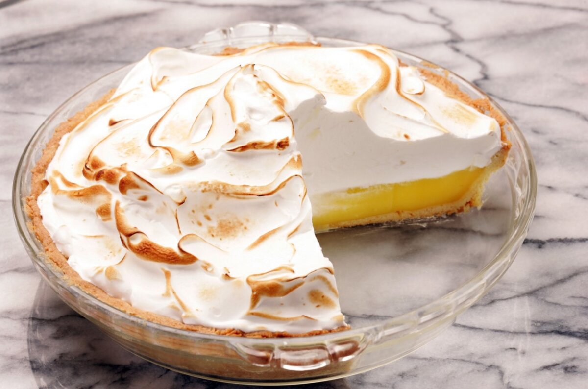 Миндально-лимонный пирог с безе