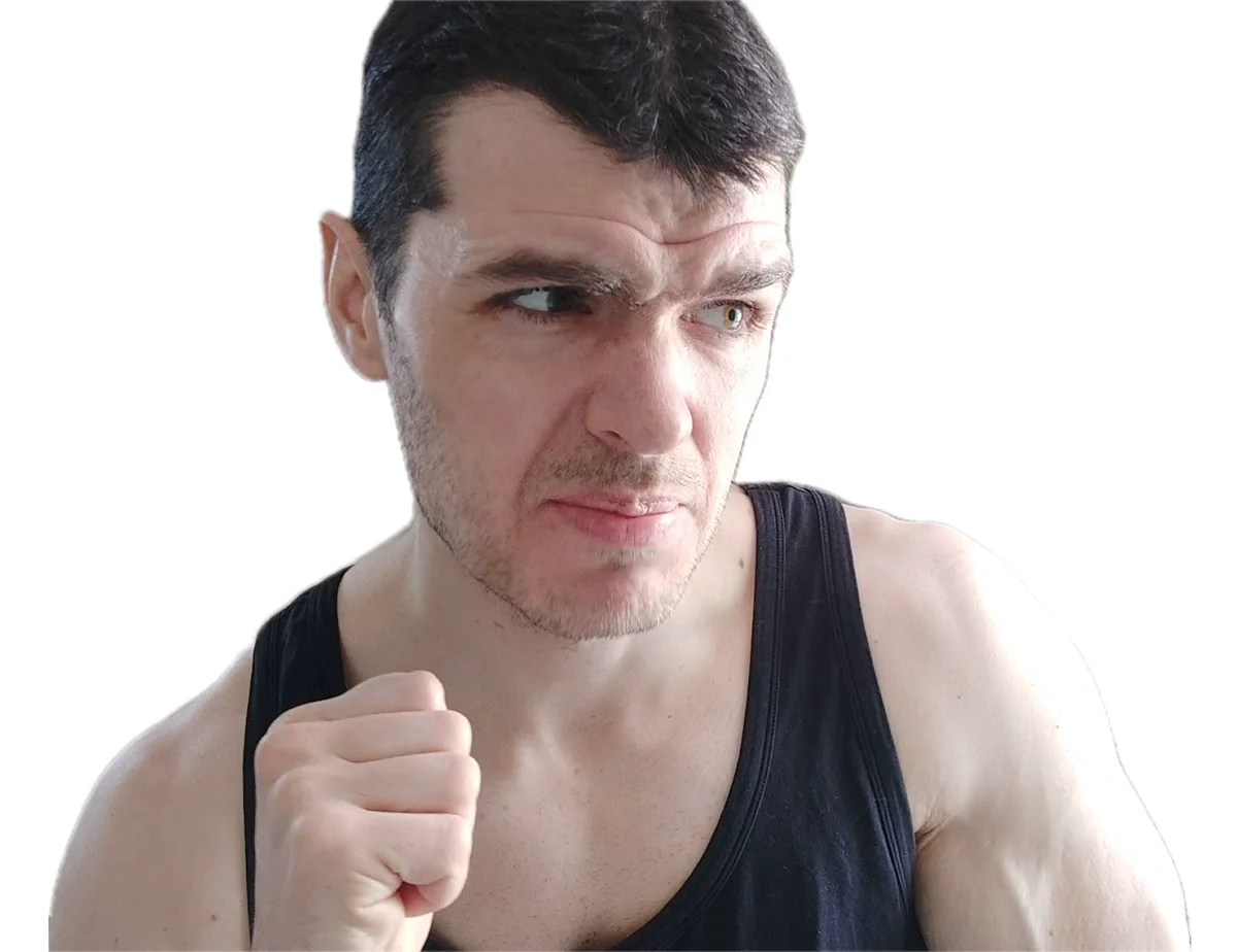 Знакомьтесь - это тренер Артем. Он рекомендует употреблять 20% вредной еды в своем рационе и утверждает что гликемический индекс не важен. Подобные выводы он сделал прочитав исследование которое мы сегодня обсуждаем, давайте порассуждаем не поспешил ли он с выводами.