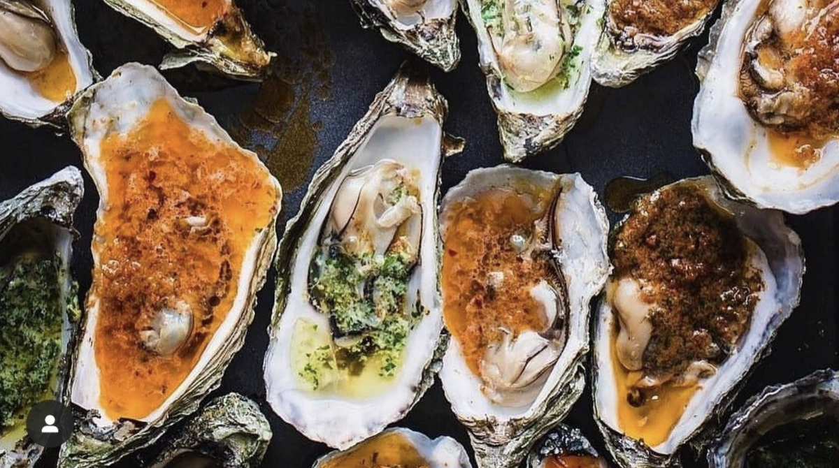 Лучше всего использовать Ханские устрицы, т.к. они большего размера чем все остальные.
Средняя цена устриц около 200-300 рублей за шт.