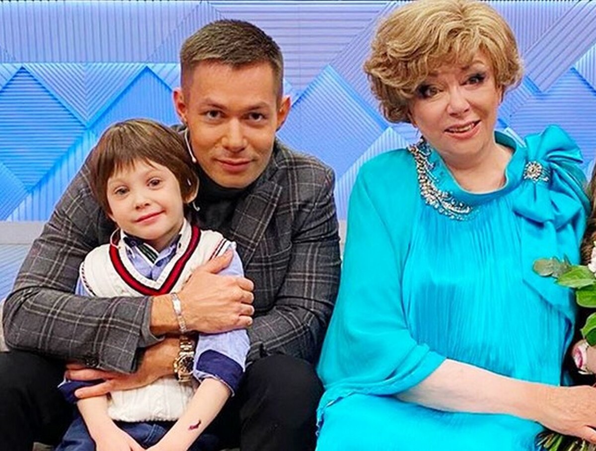 Бабуся, внук и праправнук.