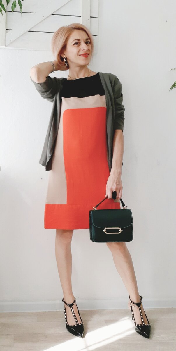 Платье и кардиган из секонд-хэнда.