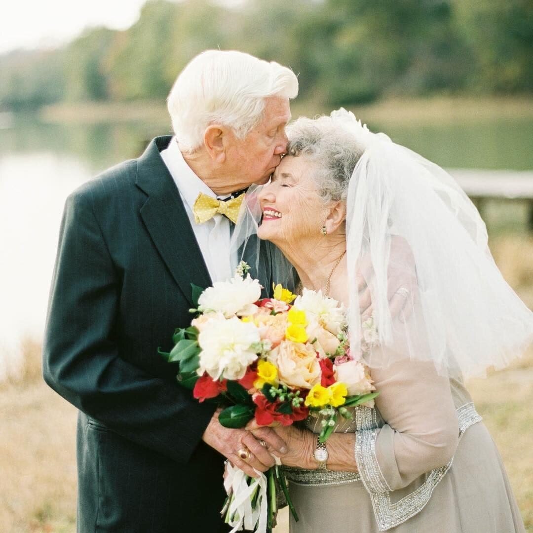 Толстая старая пара. Пожилые жених и невеста. Золотая свадьба. Свадьба пожилых. Свадьба бабушки и дедушки.