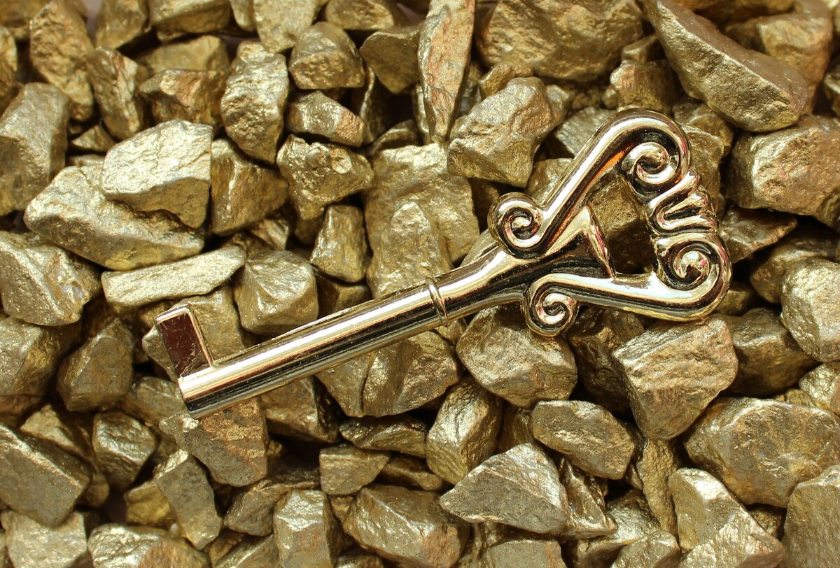 Ключ золотая жила. Золотой ключ. Символ золота. Полезные ископаемые золото. Ключик на заставку.