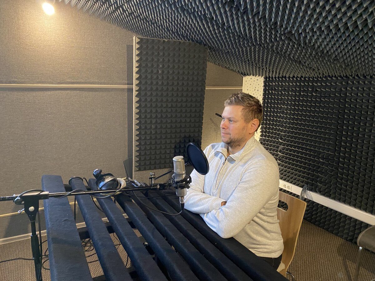 Александр Татаринцев у микрофона.