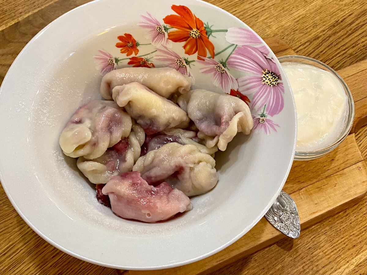 Вареники с вишней и сметанка. 