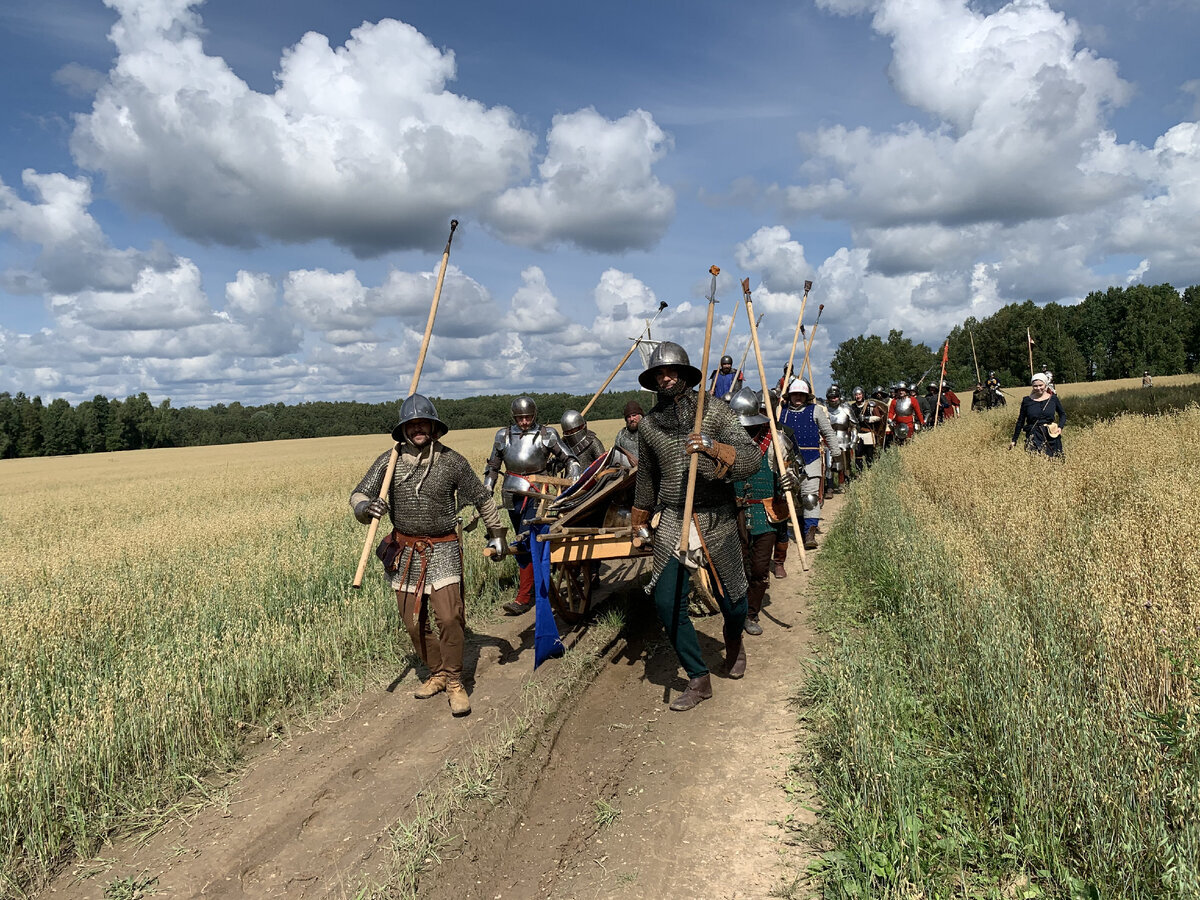 Фотография с первых маневров "Большая осада". Войска атакующих выдвигаются к городу