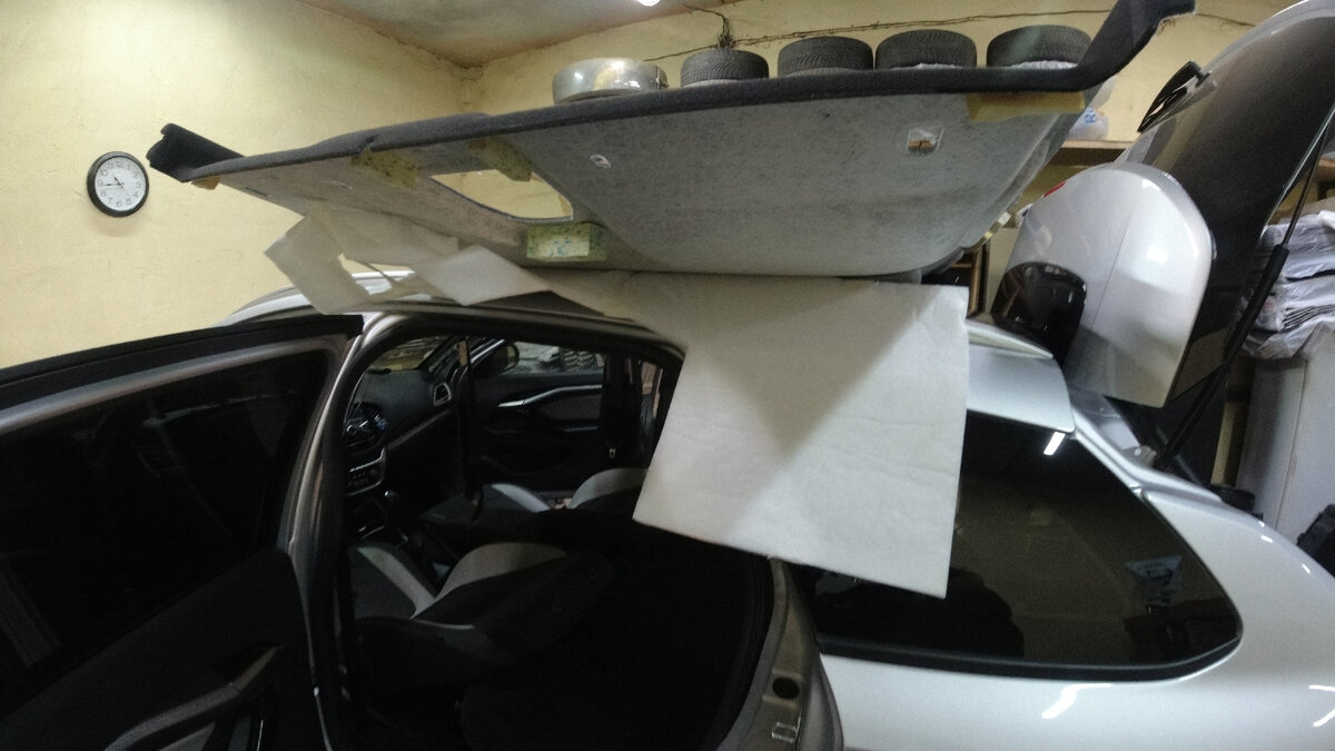 Синтепон приклеен к обшивке на бумажный скотч.