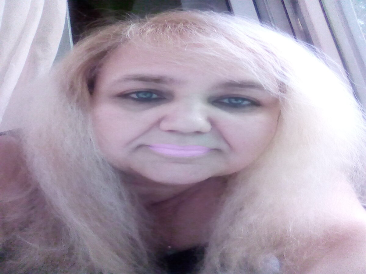 МЕНЯ ЗОВУТ ЖАНЕТТА. Я  ПИШУ ДЛЯ  ТЕХ ЖЕНЩИН, КОТОРЫЕ ХОТЯТ ВЫГЛЯДЕТЬ МОЛОДО НО НЕТ ДЕНЕГ , ЧТОБЫ  ПОСЕЩАТЬ САЛОНЫ  КРАСОТЫ. Я  ПРЕДЛАГАЮ  НАТУРАЛЬНОЕ, ДОСТУПНОЕ  КОСМЕТИКУ, КОТОРАЯ  НАХОДИТЬСЯ В ВАШЕМ ХОЛОДИЛЬНИКЕ.  МНЕ НАПИСАЛИ, ПОЧЕМУ  Я  НЕ ПИШУ РЕЦЕПТ МАСОК ?   У КОГО-ТО, ЕСТЬ АЛЛЕРГИЯ НА КАКОЙ  ТО ПРОДУКТ.  ЭТО ЕДИНСТВЕННАЯ ПРИЧИНА.  СЕГОДНЯ, ХОЧУ РАССКАЗАТЬ  О  СЛИВОЧНОМ МАСЛЕ.    СЛИВОЧНОЕ  МАСЛО НАЙДЕТСЯ   В ЛЮБОМ  ХОЛОДИЛЬНИКЕ. ЭТОТ ПРОДУКТ МЫ, УПОТРЕБЛЯЕМ В ПИЩУ КАЖДЫЙ ДЕНЬ.  МОЖНО  ИСПОЛЬЗОВАТЬ СЛИВОЧНОЕ МАСЛО ДЛЯ ЛИЦА, ДЛЯ ШЕИ И ЗОНЫ ДЕКОЛЬТЕ, ДЛЯ УХОДА ЗА ПОВРЕЖДЕННЫМИ ВОЛОСАМИ  И ПОТРЕСКАВШИЕСЯ ГУБАМИ.  ОНО ПОДХОДИТ  ДЛЯ БОРЬБЫ  С  МОРЩИНАМИ, В  ТОМ  ЧИСЛЕ И НА КОЖЕ ПОД ГЛАЗАМИ.  ЕГО СОСТАВ  БОГАТ  МИКРОЭЛЕМЕНТАМИ И ВИТАМИНАМИ,   КОТОРЫЕ  НЕОБХОДИМЫ ДЛЯ  НОРМАЛЬНОГО ФУНКЦИОНИРОВАНИЯ ОРГАНИЗМА.  СЛИВОЧНОЕ МАСЛО МОЖНО  НАНОСИТЬ НА  ЛИЦО  В ЧИСТОМ ВИДЕ ВМЕСТО НОЧНОГО КРЕМА.  СЛИВОЧНОЕ МАСЛО- ЦЕННЫЙ ПРОДУКТ. В НЁМ СОДЕРЖИТСЯ ВИТАМИНЫ В, А, С, РР, ПОЛЕЗНЫЕ МИНЕРАЛЫ , ЖЕЛЕЗО, МАГНИЙ ФОСФОР, ЦИНК И КАЛИЙ.  СВОЙСТВА МАСЛО В КОСМЕТИЧЕСКИХ ЦЕЛЯХ ОЦЕНИЛИ  ЕЩЁ  В ДРЕВНЕй ИНДИИ . МИЛЫЕ ЖЕНЩИНЫ, ВСЁ ЗАВИСИТ ОТ ВАШЕЙ СИЛЫ ВОЛИ.  РЕАЛЬНО ВЫГЛЯДИТ НА 5 ЛЕТ МОЛОЖЕ ЭТО. РЕАЛЬНО.  ТОЛЬКО  НЕ ЛЕНИТЬСЯ.  КАЖДЫЙ ДЕНЬ ЗА СОБОЙ УХАЖИВАТЬ, И  ВЫ  СКОРО  УВИДИТЕ  РЕЗУЛЬТАТ. 