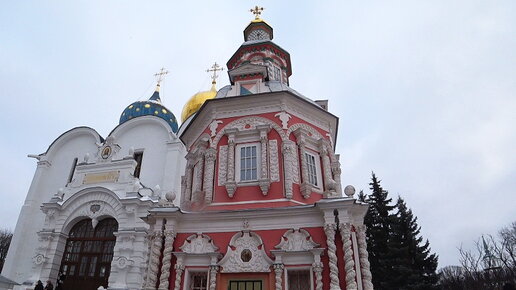 Святой источник - кладезь в Сергиевой лавре. А над ним - изящная часовня, как игрушка