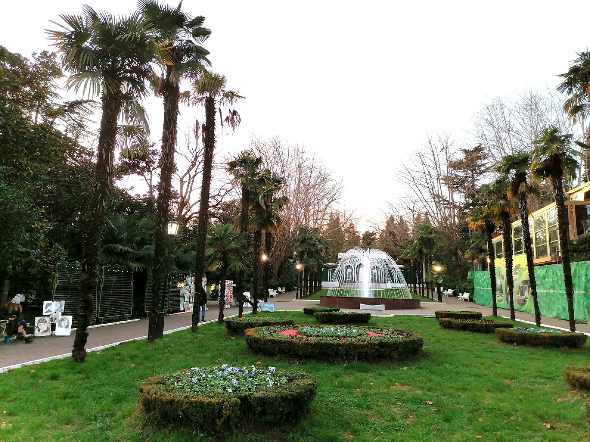 Зелень, пальмы, фонтаны, теплота)