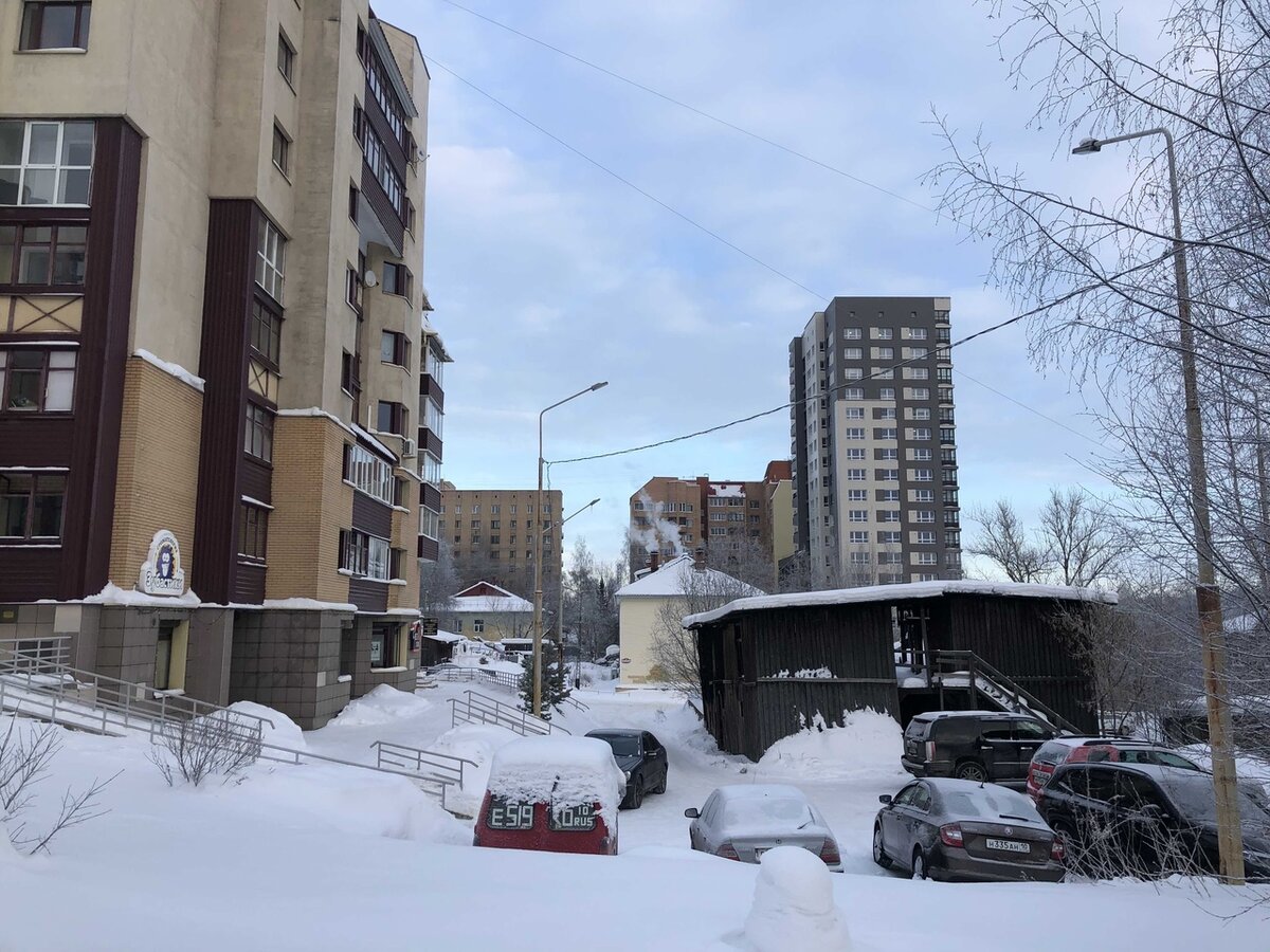 Петрозаводск, старые сараи соседствуют с новыми домами