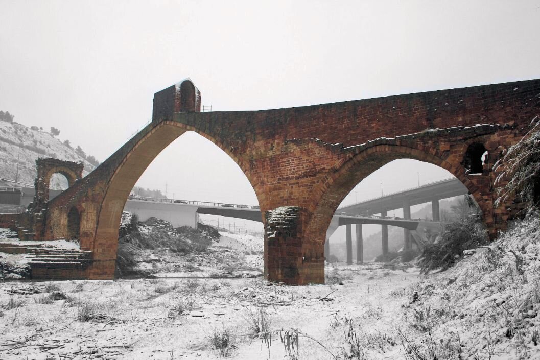 Свод моста. Чёртов мост (Марторель). Мост Аркадико. Чертов мост Испания. Римский акведук мост дьявола.