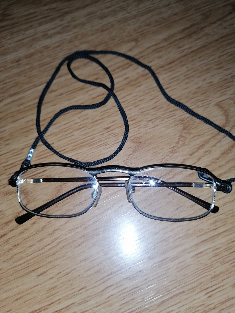 Мои первые очки для чтения. В них я работаю с детьми и вижу все буквы и цифры. Личное фото.