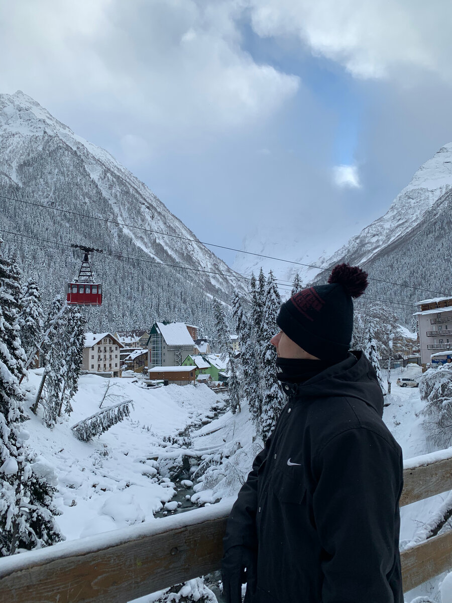 Маятниковая канатная дорога с обворожительным красным вагончиком за 500 рублей на подъем.