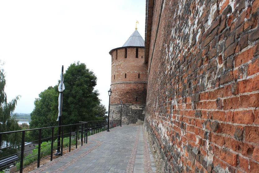 А вот так загламурили подход к Белой башне