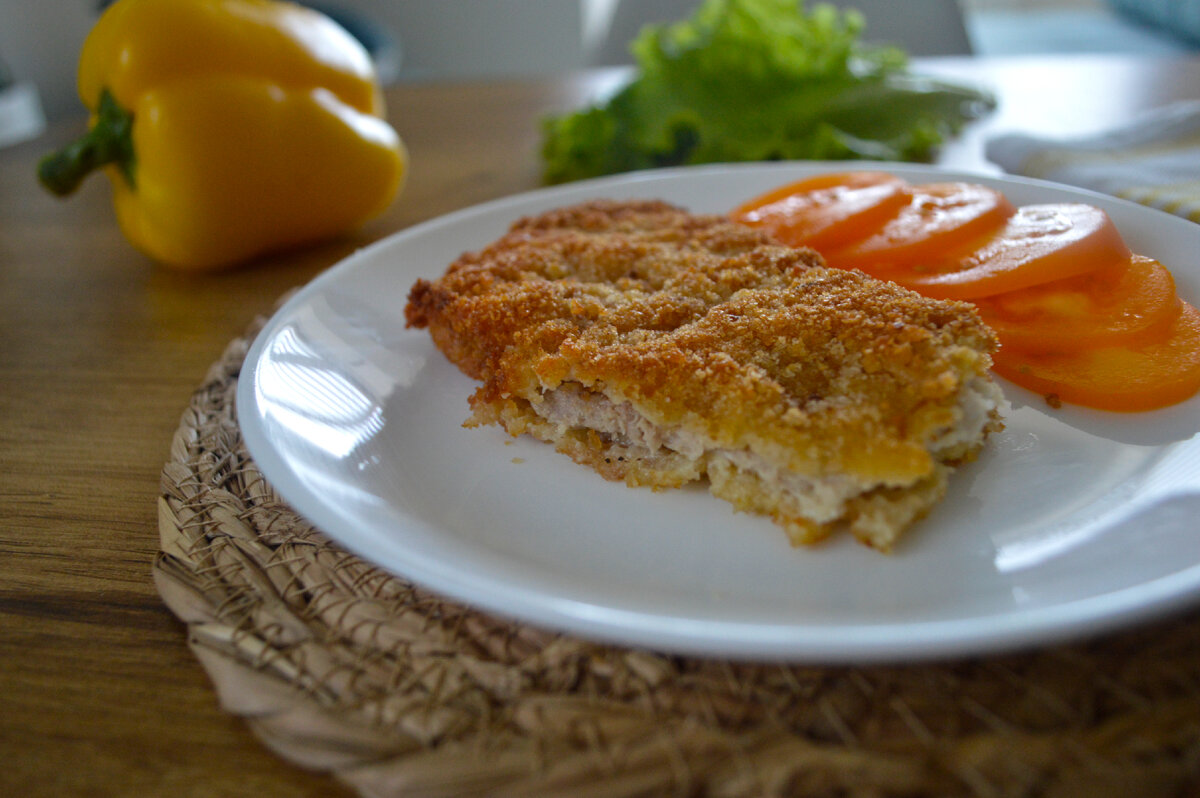 Нереальное блюдо! 🤤 Хрустящая ароматная корочка, под которой прячется ароматный пармезан, плюс нежное, сочное мясо 😋