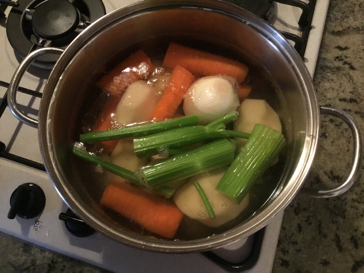 Ризотто очень вкусно получается с мясным бульоном, но ради здоровья можно и овощной бульон использовать. Когда овощи были готовы я их вынула шумовкой, а бульон оставила на медленном огне. 