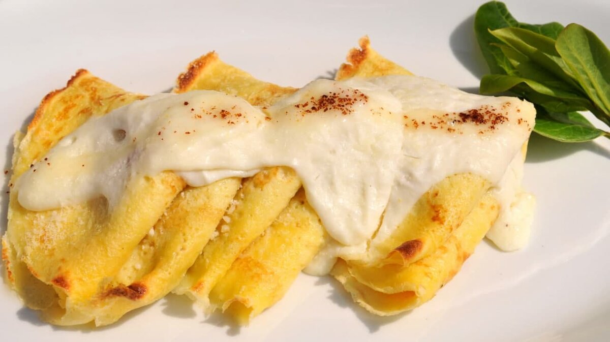 Последний Папа римский Франциск заявил пять лет назад: «И да будет известно, что те, кто использует мед, “Нутеллу” или даже чернику, если это необходимо, не совершают греха перед лицом Бога... Однако всякий, кто начиняет свой блинчик грибами, рикоттой или брокколи — мерзость в очах Господних и должен молить Его о милосердии или будет вечно гореть в озере огненном».