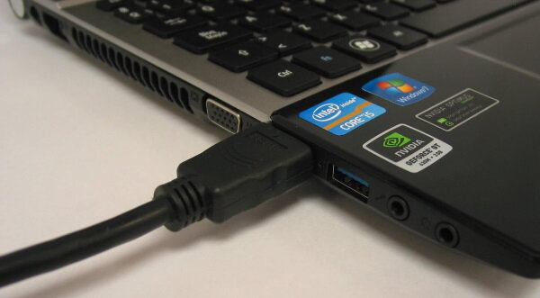 Подключите USB кабель к компьютеру и к телефону. Не обязательно для этого отключать устройства;