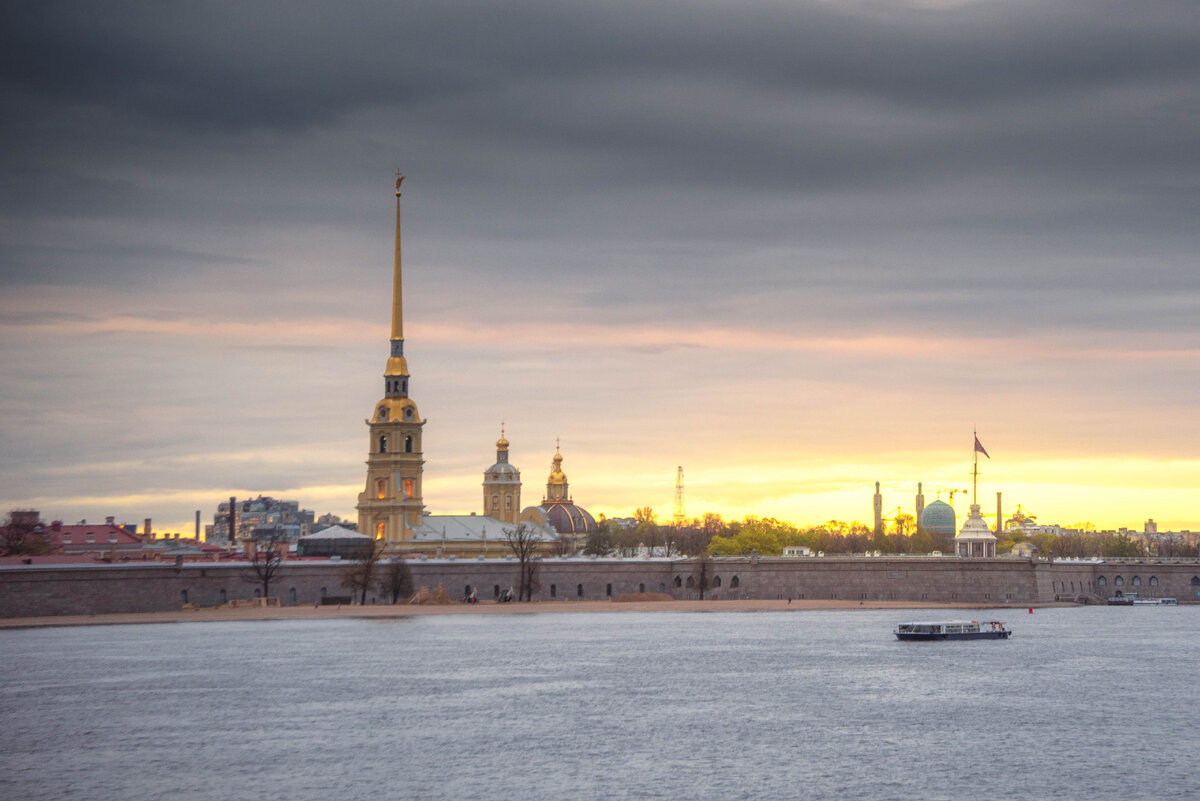 Закат с редкими проблесками ясного неба