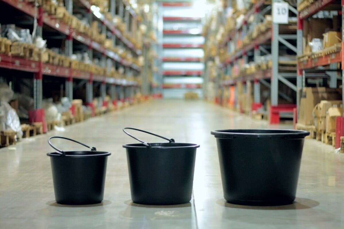 У нас на складе большой выбор пластиковых ведер, тазов и кадушек