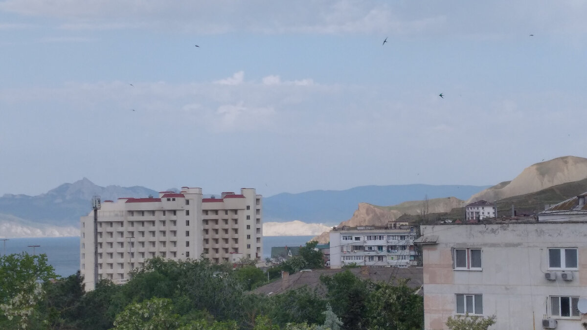 В центре снимка виден бок мыса Хамелеон