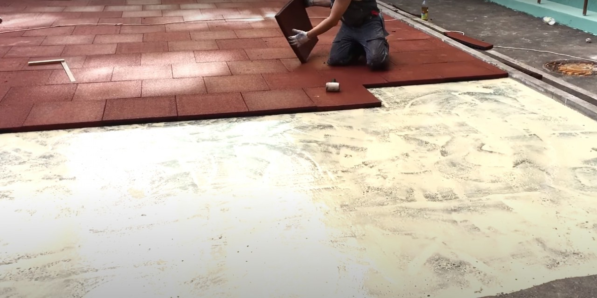 Укладка резиновой плитки на твёрдое основание