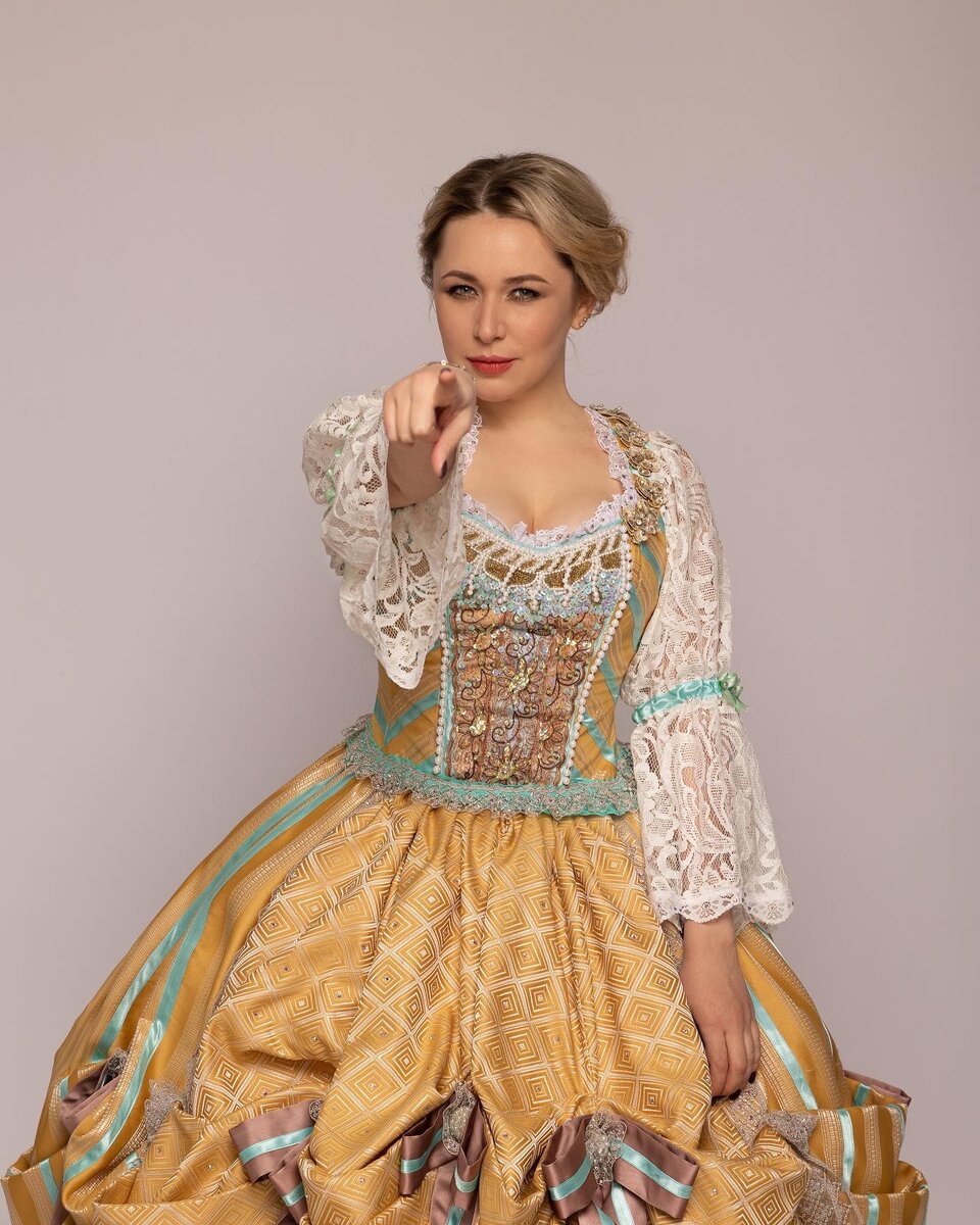 Елена Шичкина в роли Клариче в спектакле «Слуга двух господ»