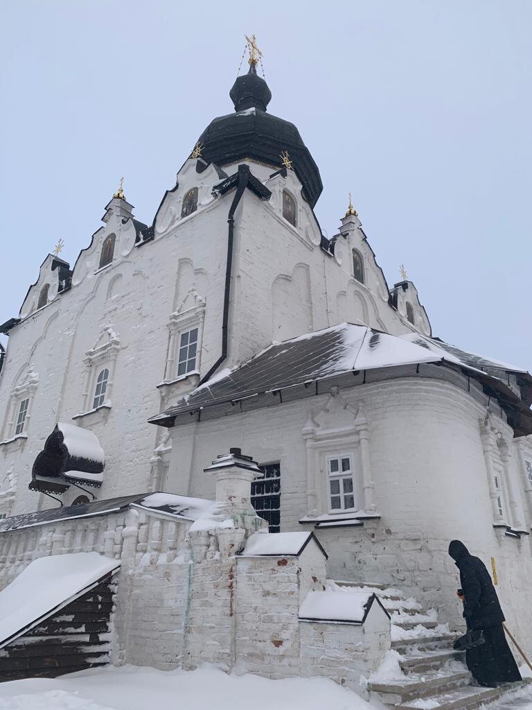 Держите фото для вдохновения. Прислала моя любимая Катерина, художник, наша прихожанка, творческая душа и вечная паломница. Где она только не была.  НА фото Зимний Свияжск и монах. Старец Масксим жил с 1838 по 1906 год.