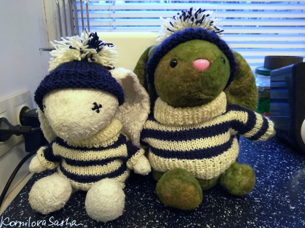 Это мой Зелёный заяц со своей московской подругой. Мы такие разные, но иногда - бывает что-то очень похожее))