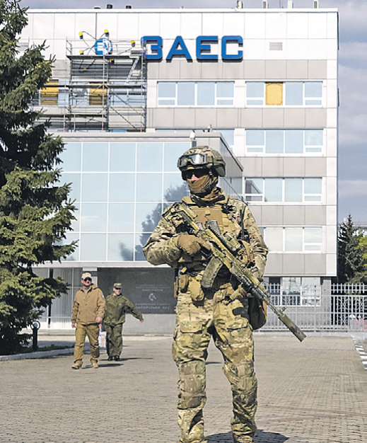 Крупнейшая на континенте АЭС - под надежной защитой   наших солдат. Фото: AP/TASS