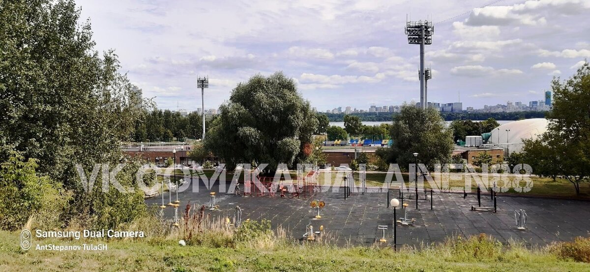 Вид с лестницы сквера, если идти к стадиону прямо от метро.