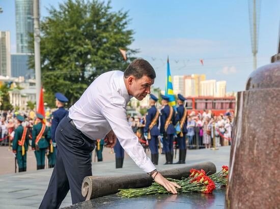     Губернатор возложил цветы к памятнику Отцам-основателям Екатеринбурга. Фото: свердловский ДИП.