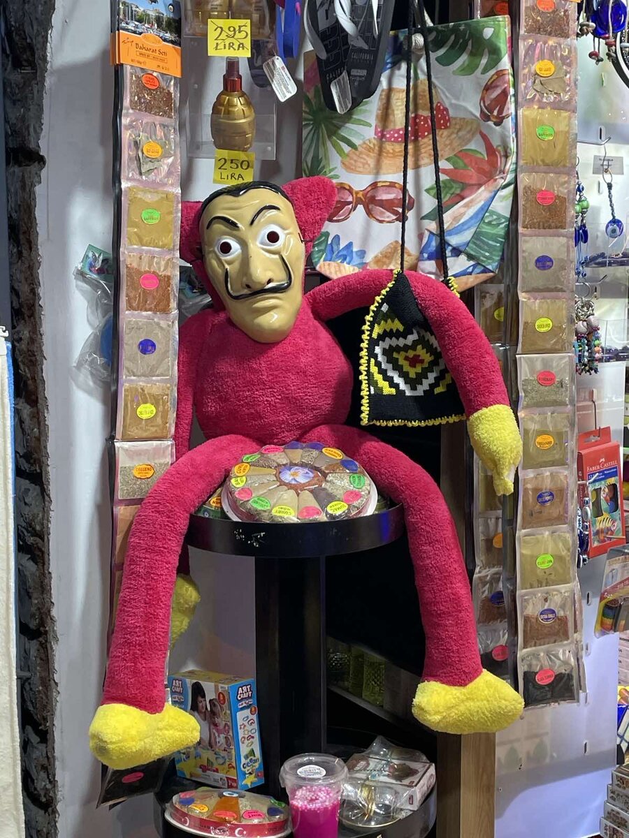 Турок-продавец чем- то был похож на эту куклу…