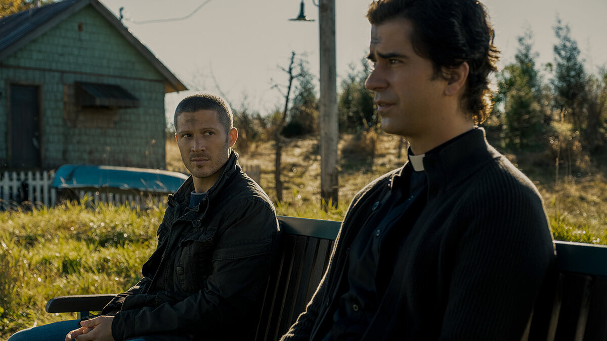 Таинственный и мрачный мистический сериал от Майкла Флэнагана – режиссёра «Уиджи: Доски дьявола», «Игры Джеральда» и «Призраков дома на холме»