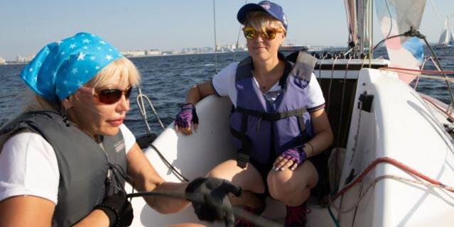    Юлия Шумова (слева) и тифлокомментатор (специалист, осуществляющий лаконичное описание предмета, пространства или действия, которые непонятны слепому) Анна Богдан.Игорь Акимов.