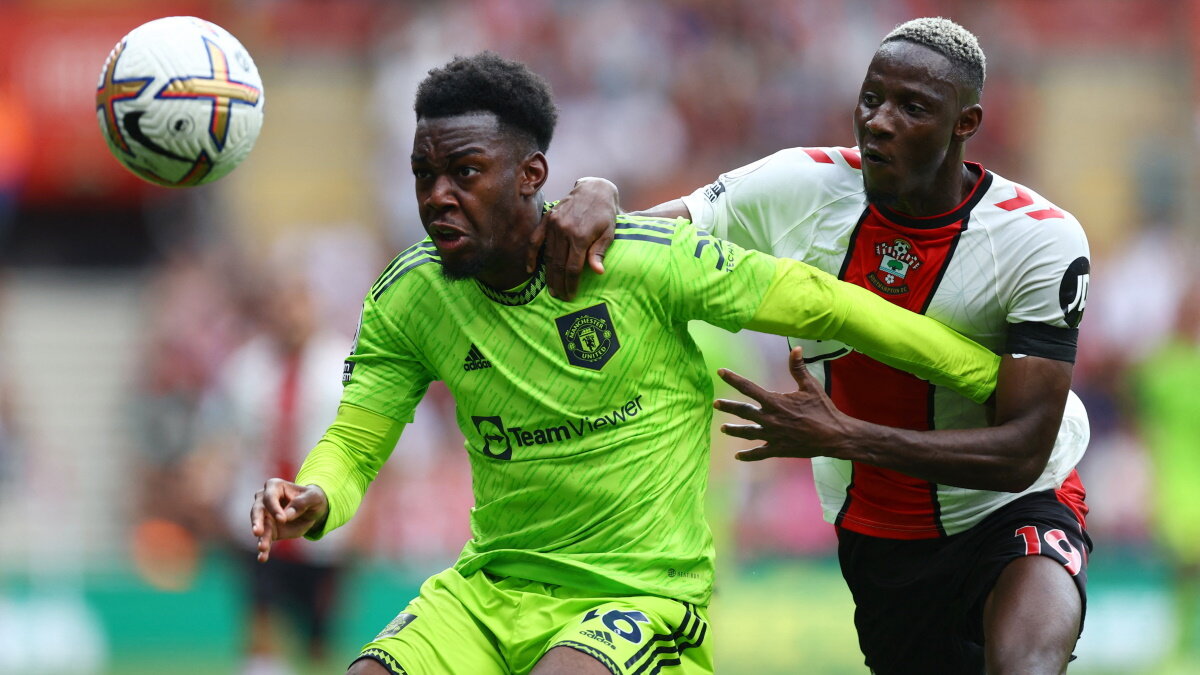    Энтони Эланга в борьбе за мяч в матче "Саутгемптон" - "Манчестер Юнайтед". Фото: REUTERS