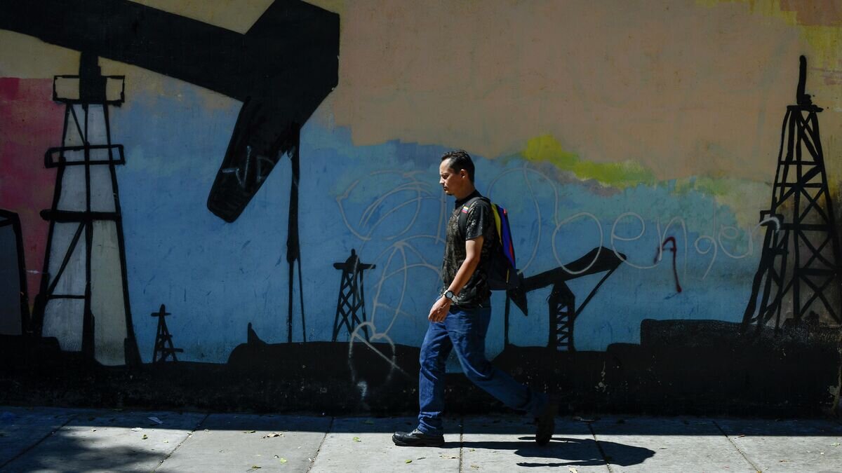    Граффити с изображением нефтяных насосов и скважин в Каракасе© AP Photo / Matias Delacroix