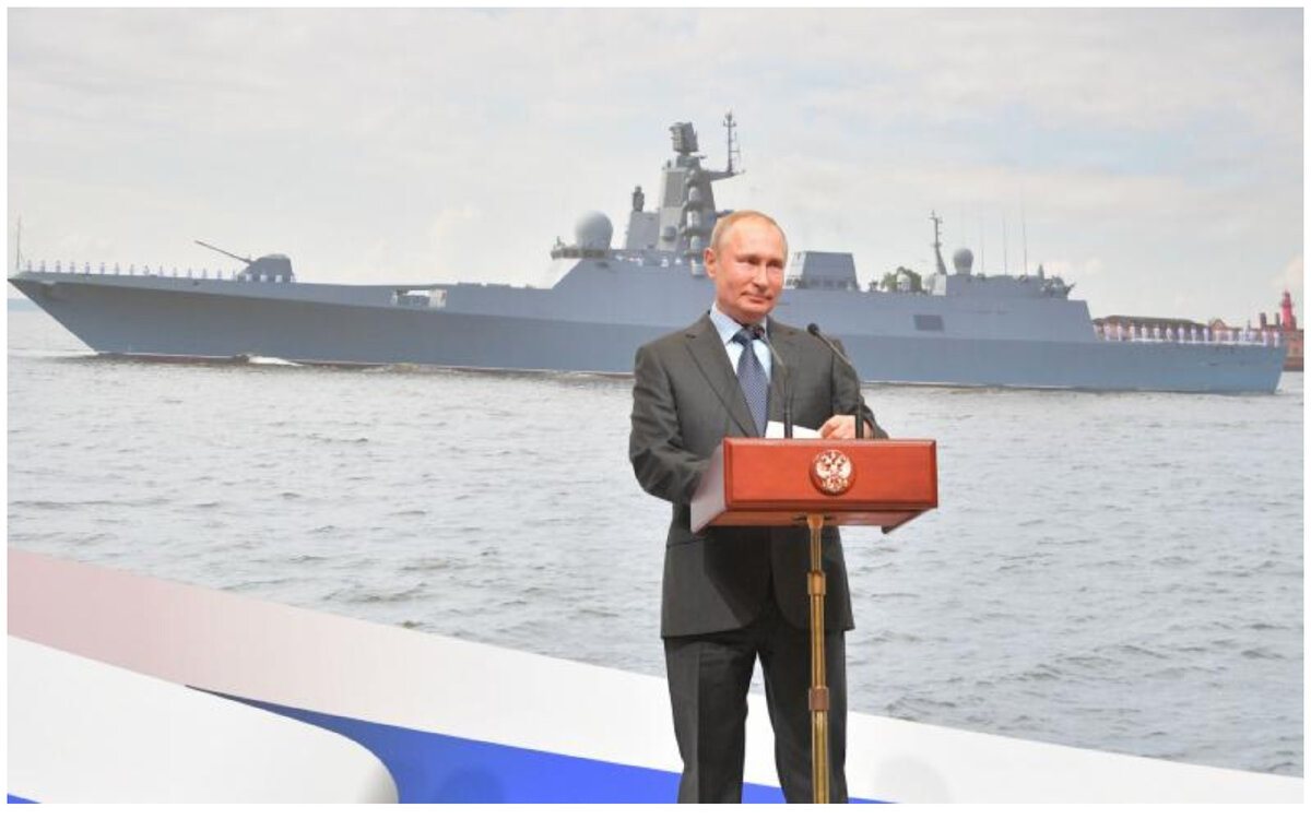 Фото: Президент России Владимир Путин выступает с речью на церемонии закладки двух новых фрегатов «Адмирал Амелько» и «Адмирал Чичагов» на Северной верфи в Санкт-Петербурге 23 апреля 2019 года. — АЛЕКСЕЙ ДРУЖИНИН/AFP via Getty Images