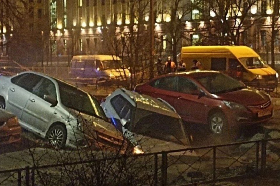     Машины провалились в яму на Бассейной улице. Фото: vk.com/spb_today