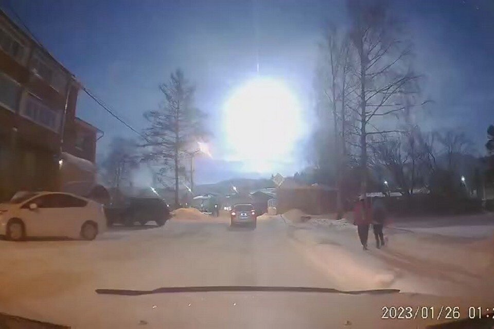     Болид был ярче полной Луны: ученые объяснили природу метеорита над Красноярском. Стоп-кадр видео