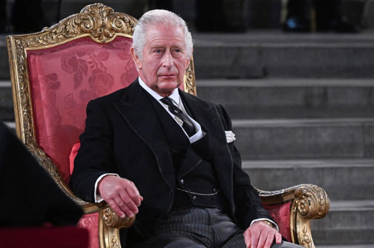    Times: британская почта представила первые марки с изображением Карла III