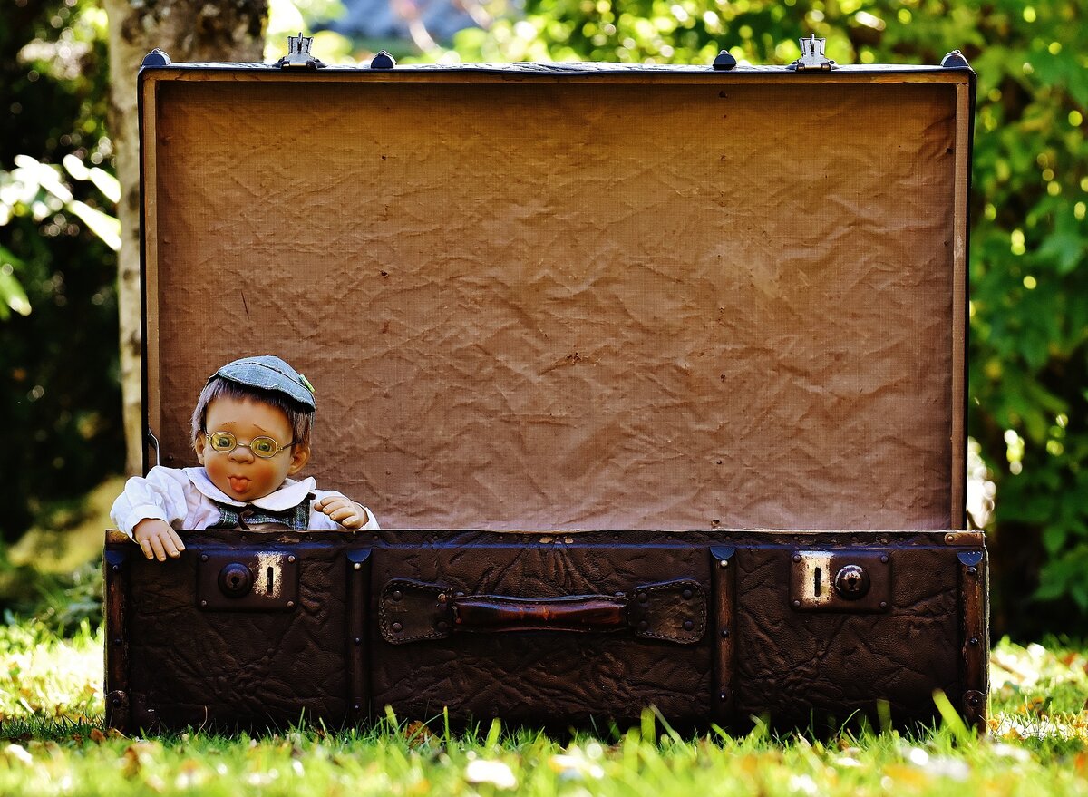 Фотозона для малыша в чемодане
