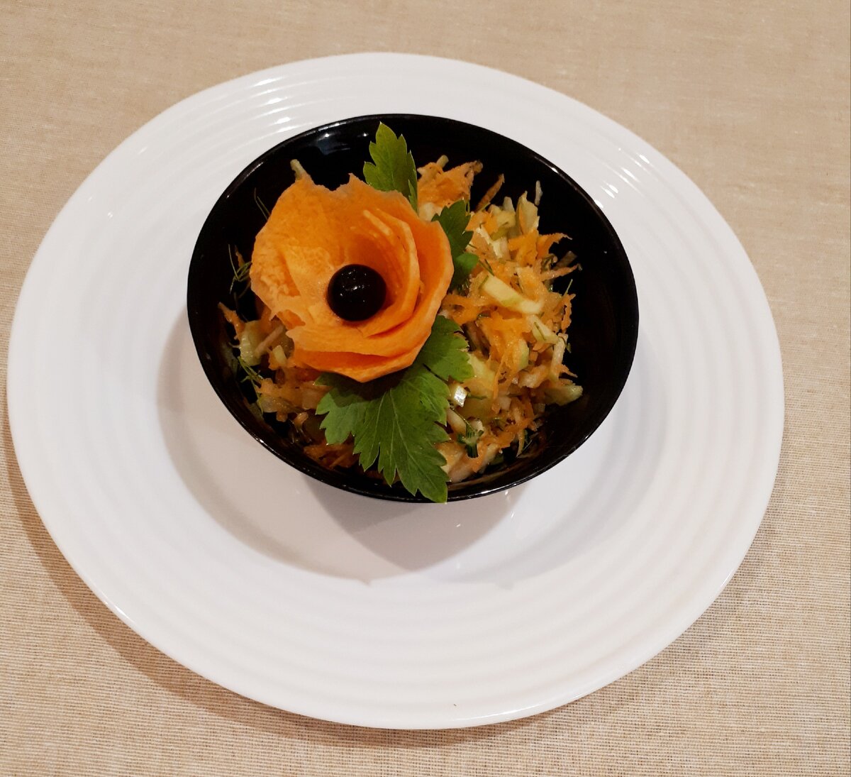 Салат из моркови с яблоком и сельдереем