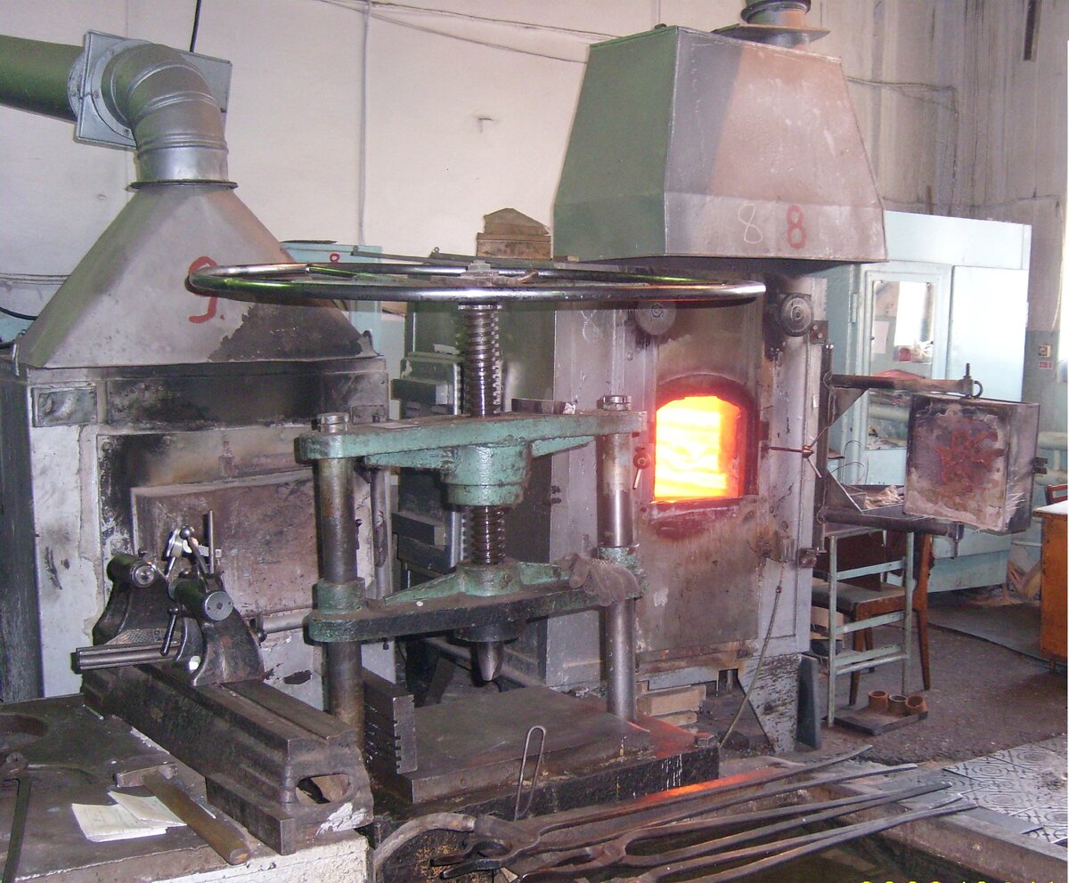 На фото две печи, винтовой пресс, щипцы, и прибор для рихтовки деталей. На протяжение нескольких лет я работал с этими печами…
