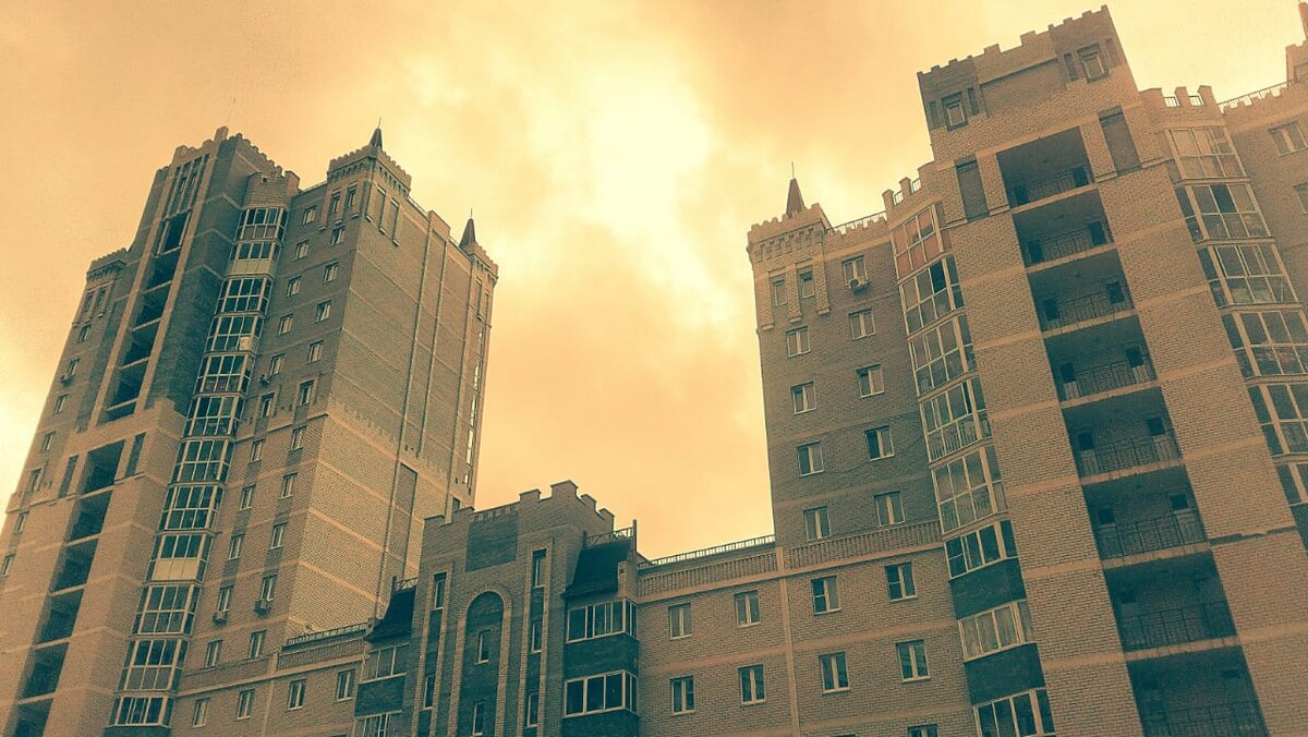 Жилой дом с интересной архитектурой в южной части Екатеринбурга. Фото автора.